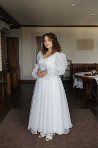 Весільна сукня з відкритою спинкою