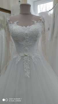 Продам весільну сукню!42-46 розмір,під'юпник на 3 кілечка у подарунок!