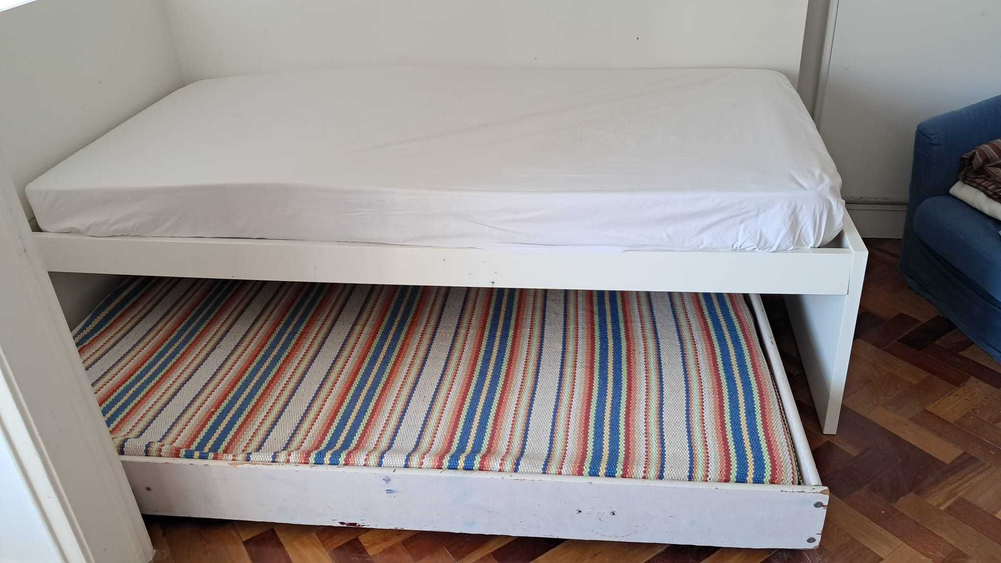Cama individual dupla com dois colchões