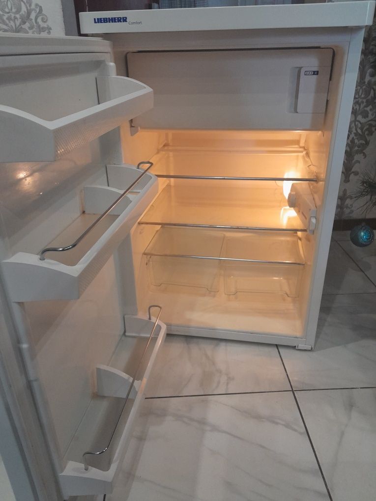 Срочно продам холодильник LIEBHERR Comfort 85cм.