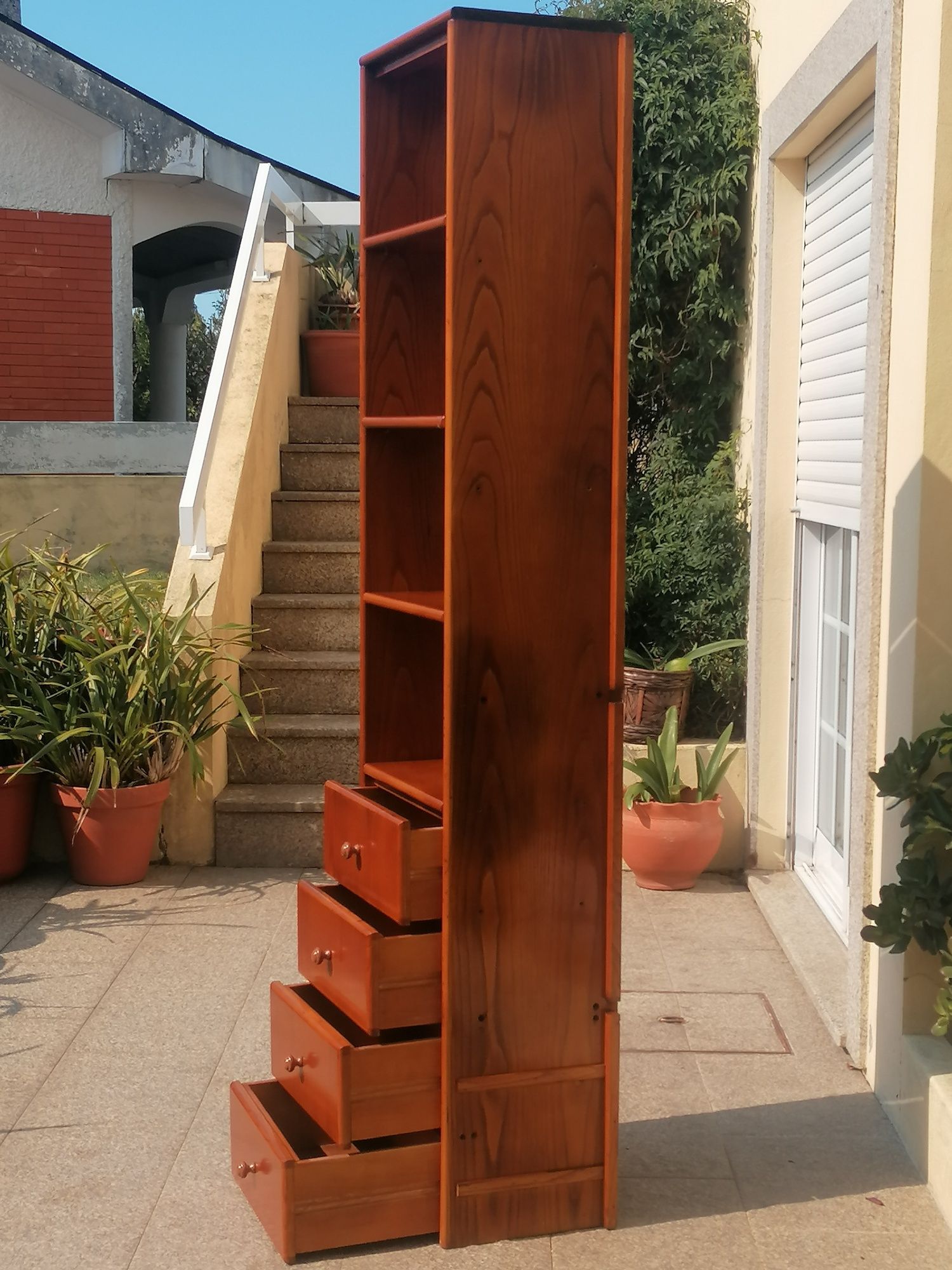 Vendo ESTANTE COM 4 GAVETAS E PRATELEIRAS em madeira maciça como nova