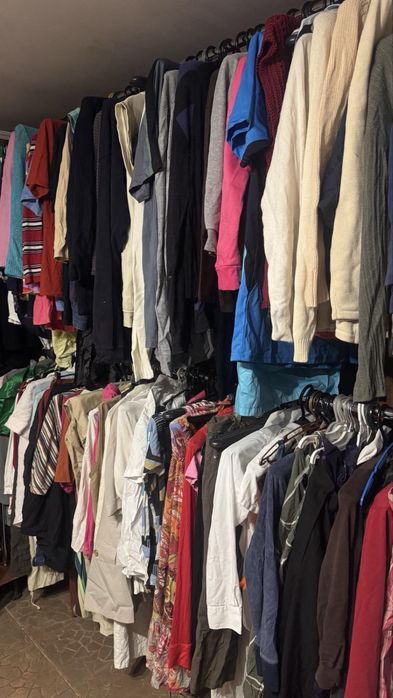 Продаєця одяг через закритя магазину