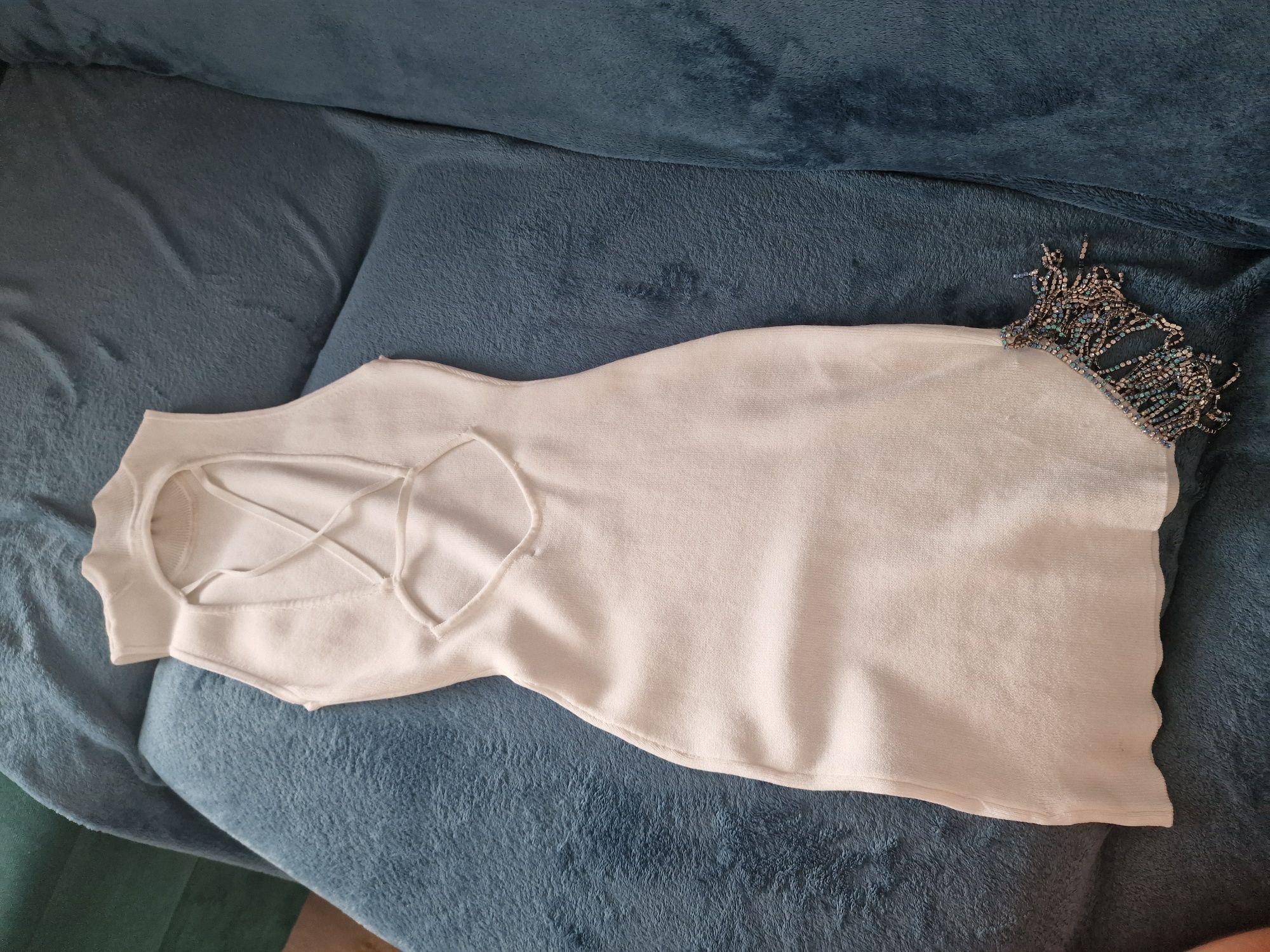 Bershka Biała krótka sukienka z gołymi plecami z cyrkoniami kryształka