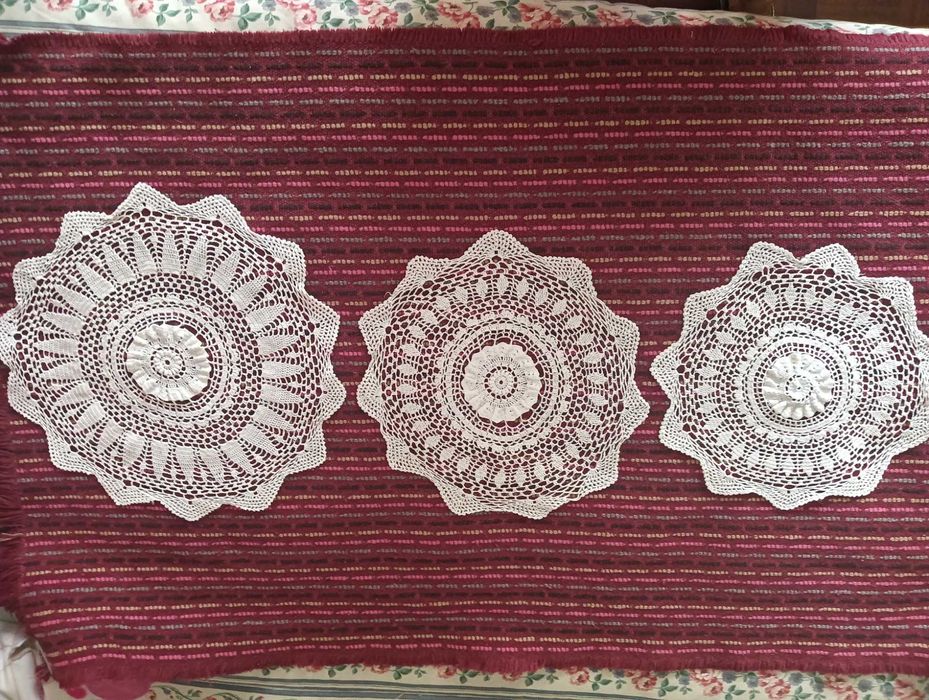Conj. 3 Naperons Renda Crochet brancos formato flores