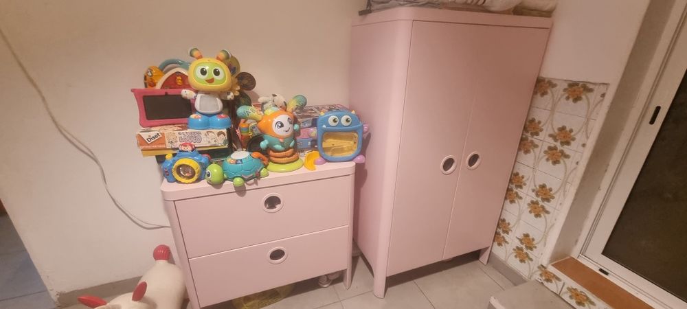 Roueiro e cómoda de crianças.  Juntos ou separados