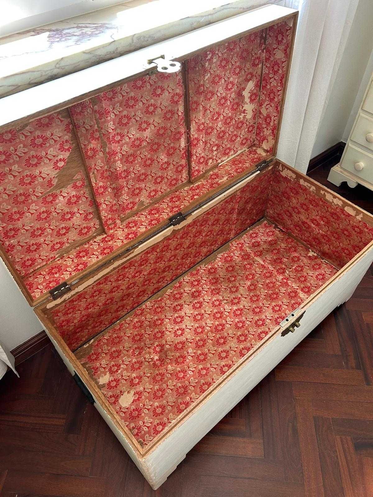 Mobilia de quarto casal em madeira.