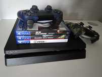 Play Station 4 z 2 padami.