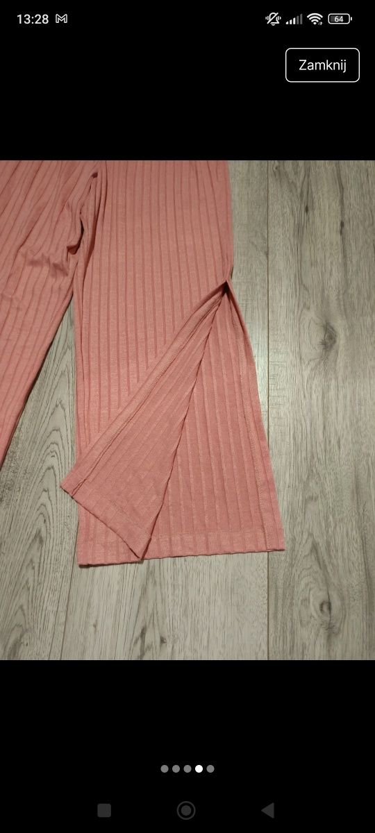 Różowe spodnie na gumce z rozcięciami na nogawkach Bershka m
