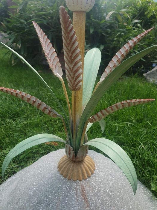 Lampa sufitowa, mleczne szkło, motyw roślinny