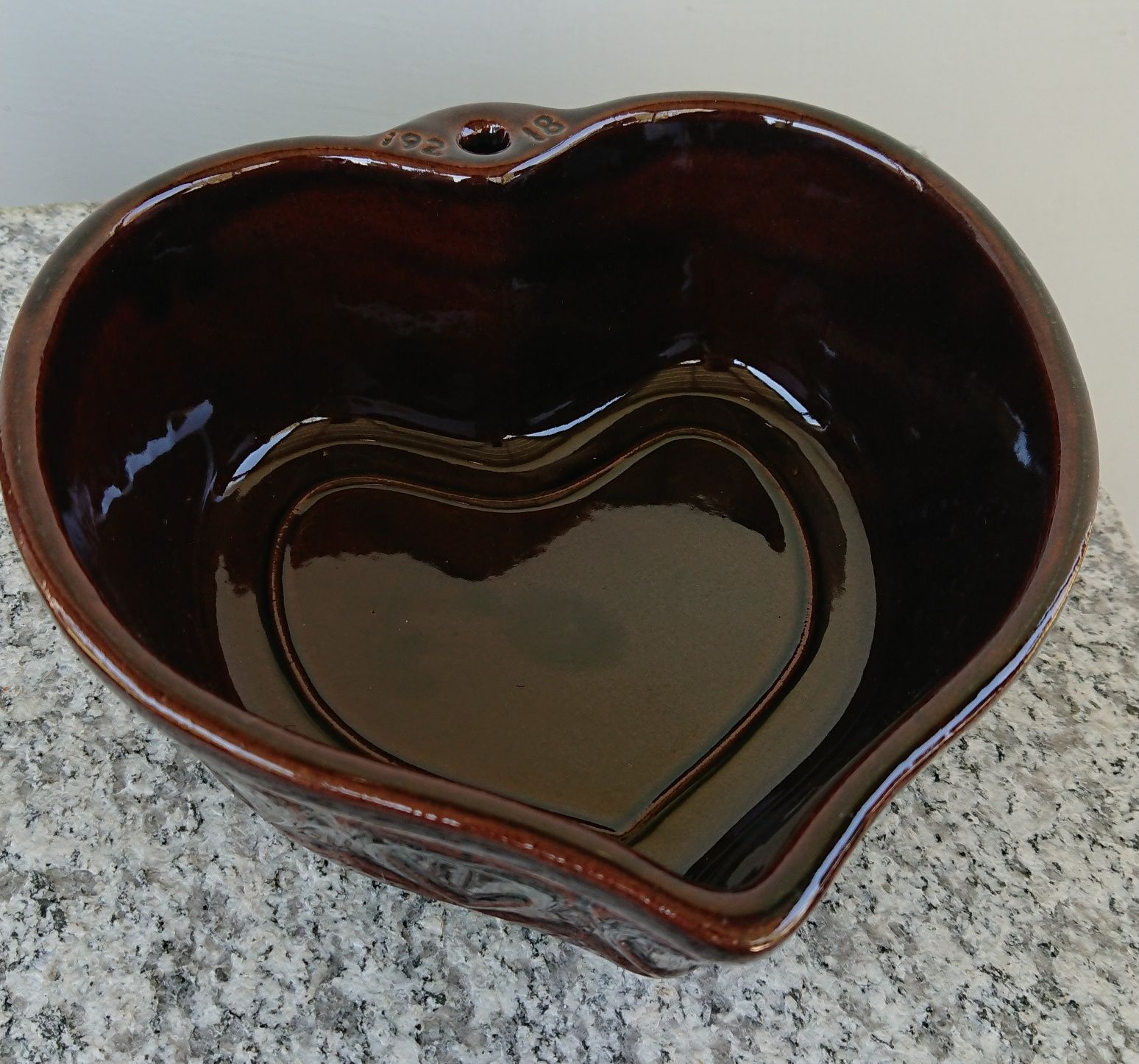 Ceramiczna miseczka w kształcie serca, z ornamentami w kształcie serca