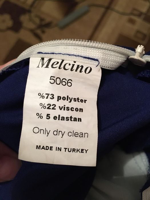 Сукня максі з брошкою