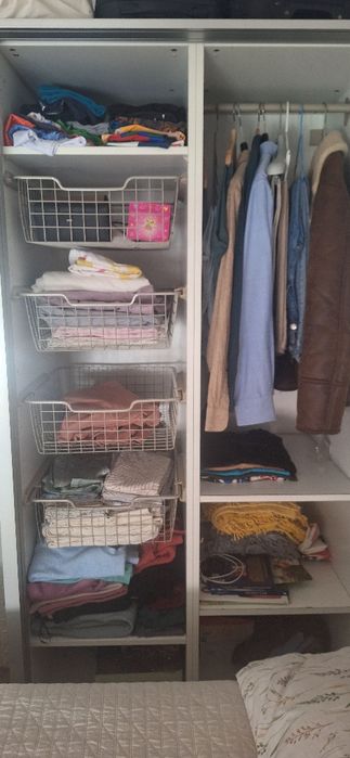 Roupeiro com portas deslizantes e vidro embutido