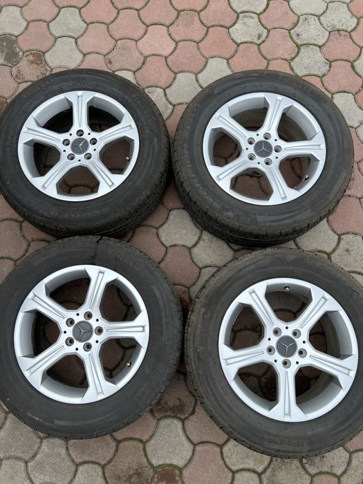 Колеса на Мерседеc ML 5x112R17 різноширокі.