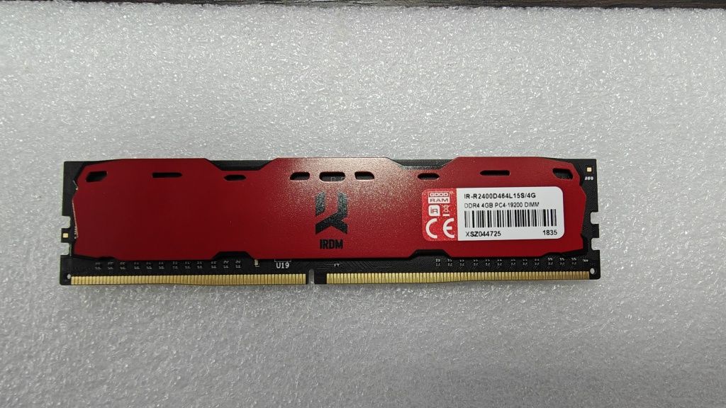 Оперативна пам'ять Goodram DDR4-3200 4096MB PC4-25600 IRDM X