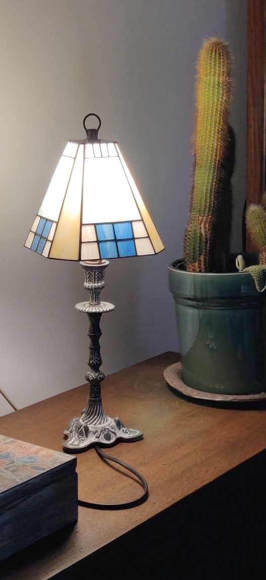 Lampa stojąca z witrażowym abażurem