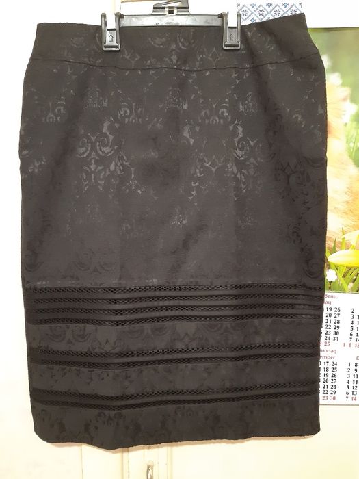 Жіночі юбки чорного та сірочорного кольору