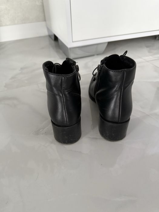 Продам шкіряні весняні чобітки