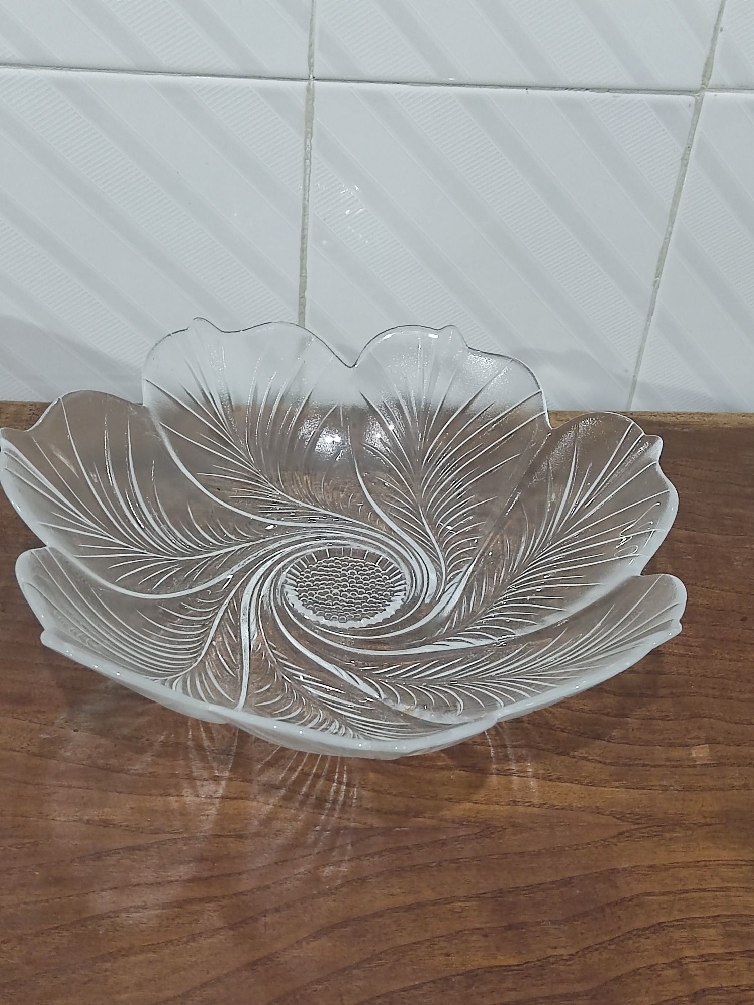Taça de vidro, em formato floral