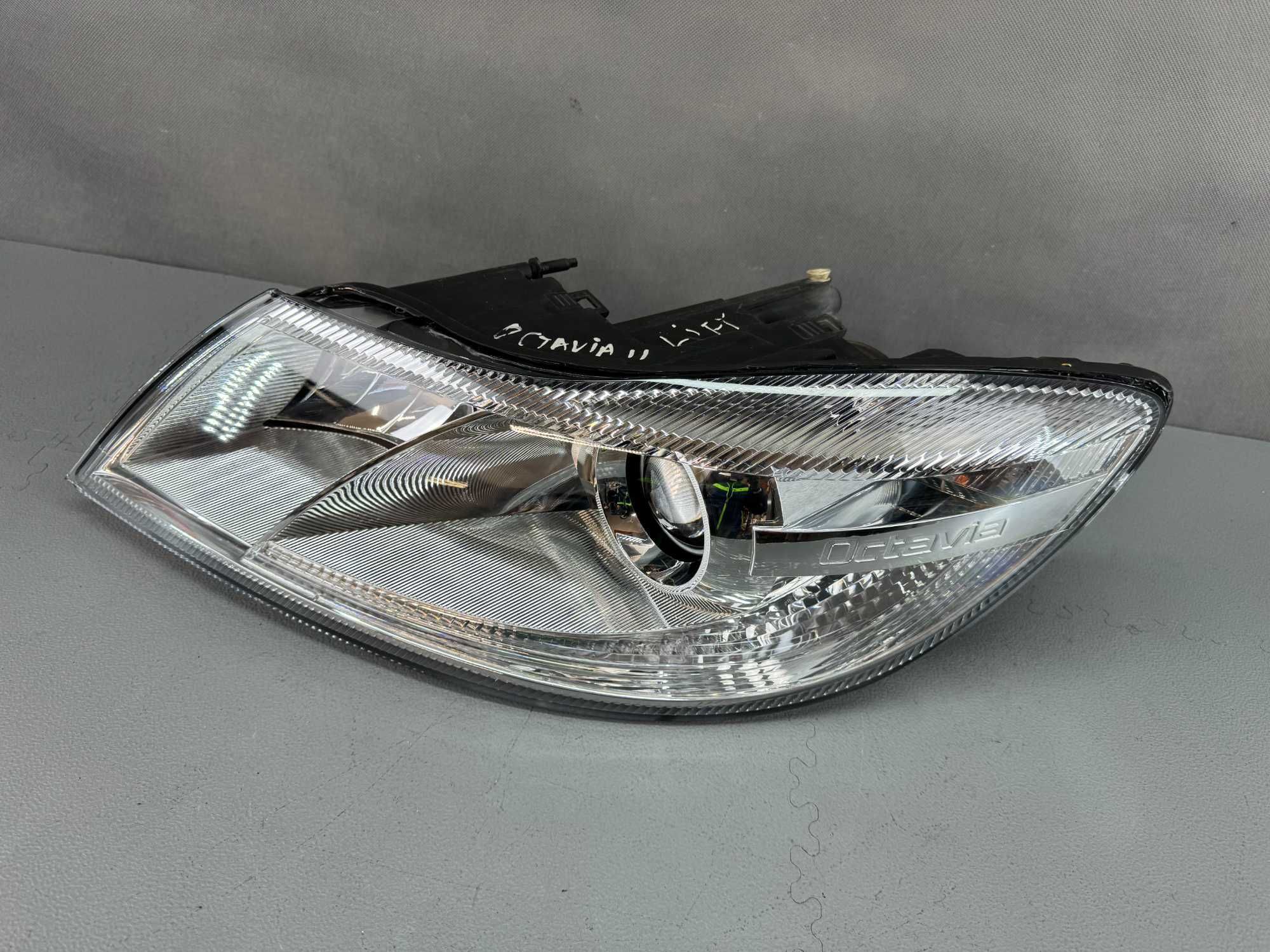 Skoda Octavia 2 II LIFT FL Lampa Przód Przednia Lewa Europa Kompletna