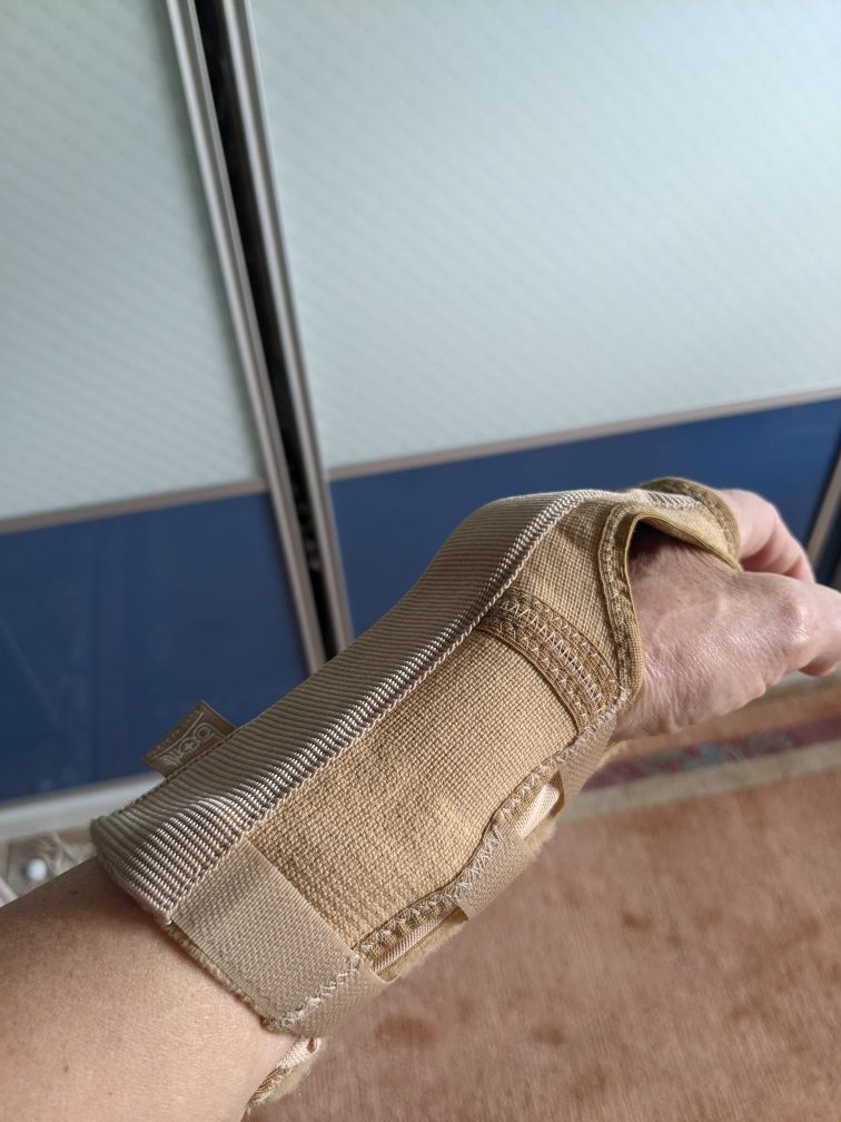 Oferta od 27.05 do 30.05.Bandaż usztywniajacy na lewą rękę .terapia.