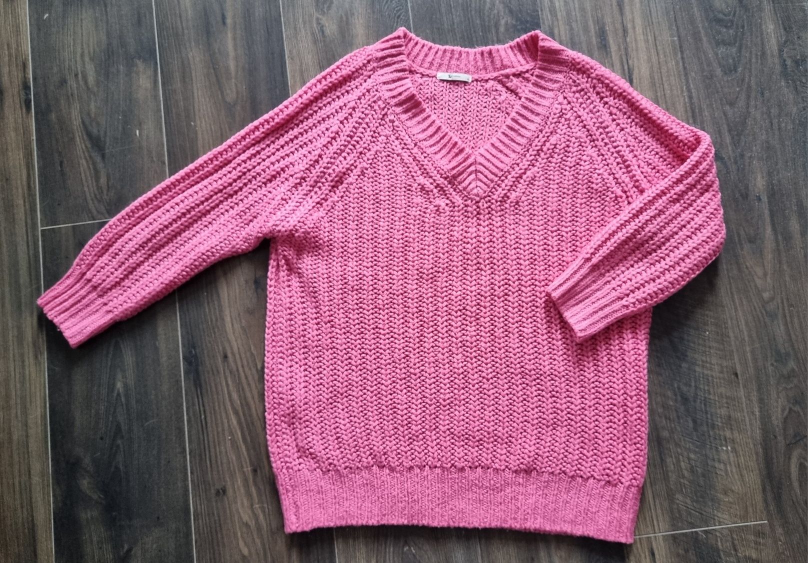 Różowy sweter z dekoltem V
