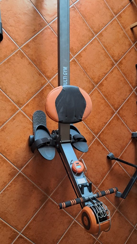 Máquina de remo praticamente nova