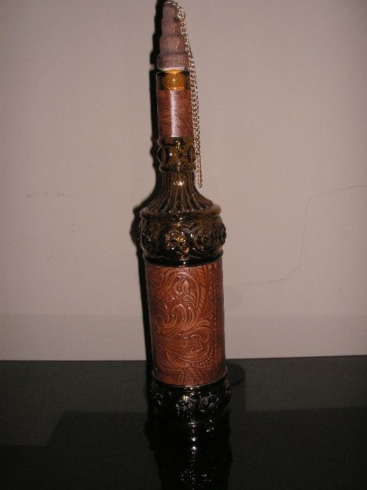 Garrafas Espanholas em Vidro e Porcelana e Barril de Vidro