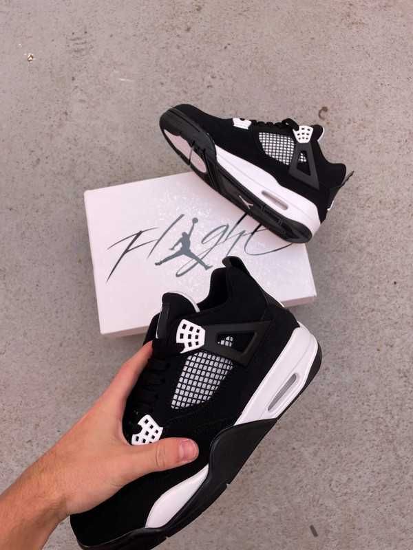 Jordan4Retro White Thunder R.37.5