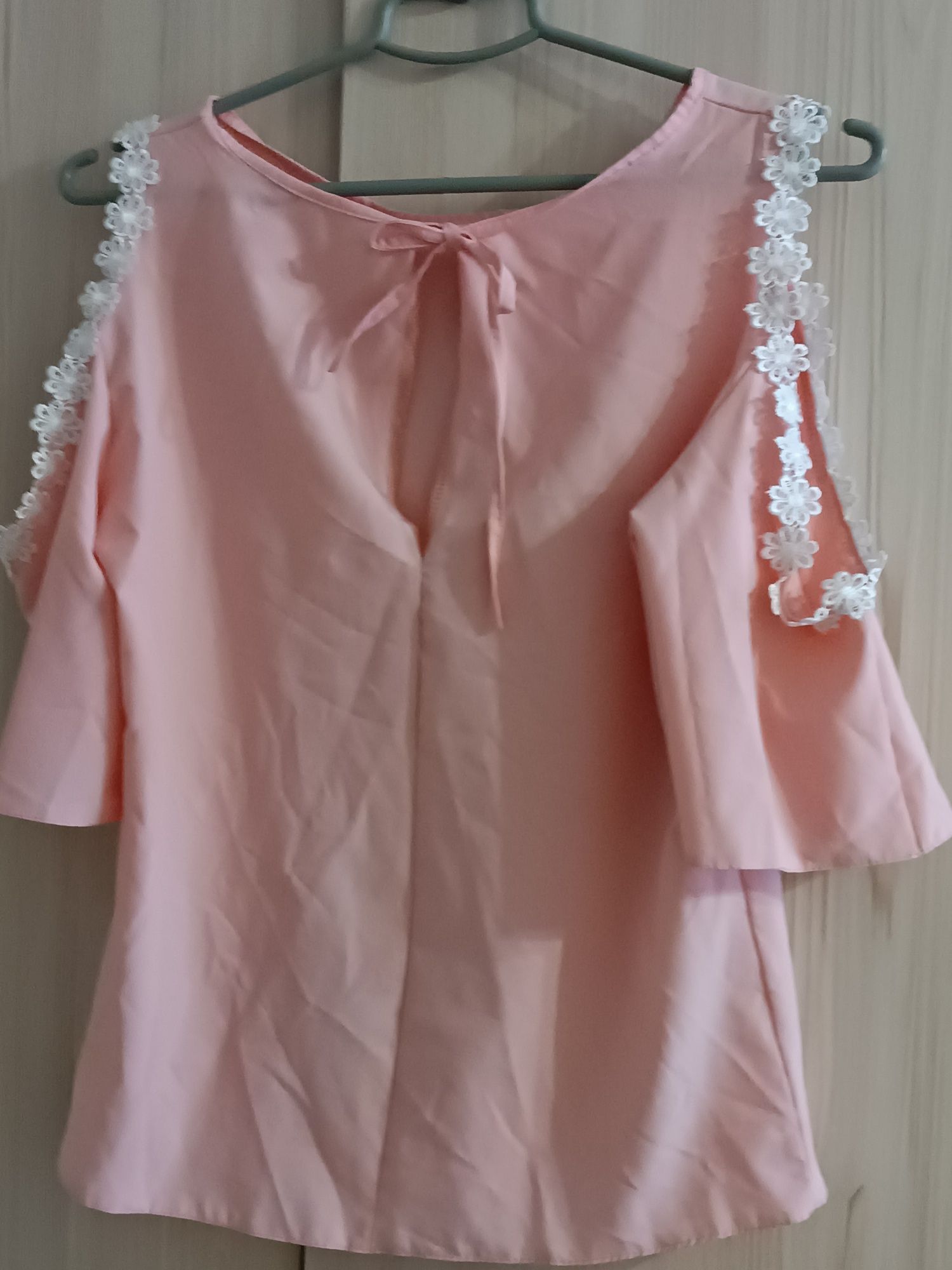 Дві блузи та плаття разом в комплекті