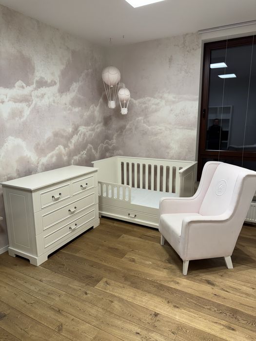 Zestaw mebli dzieciecych Bellamy łóżeczko, komoda i fotel