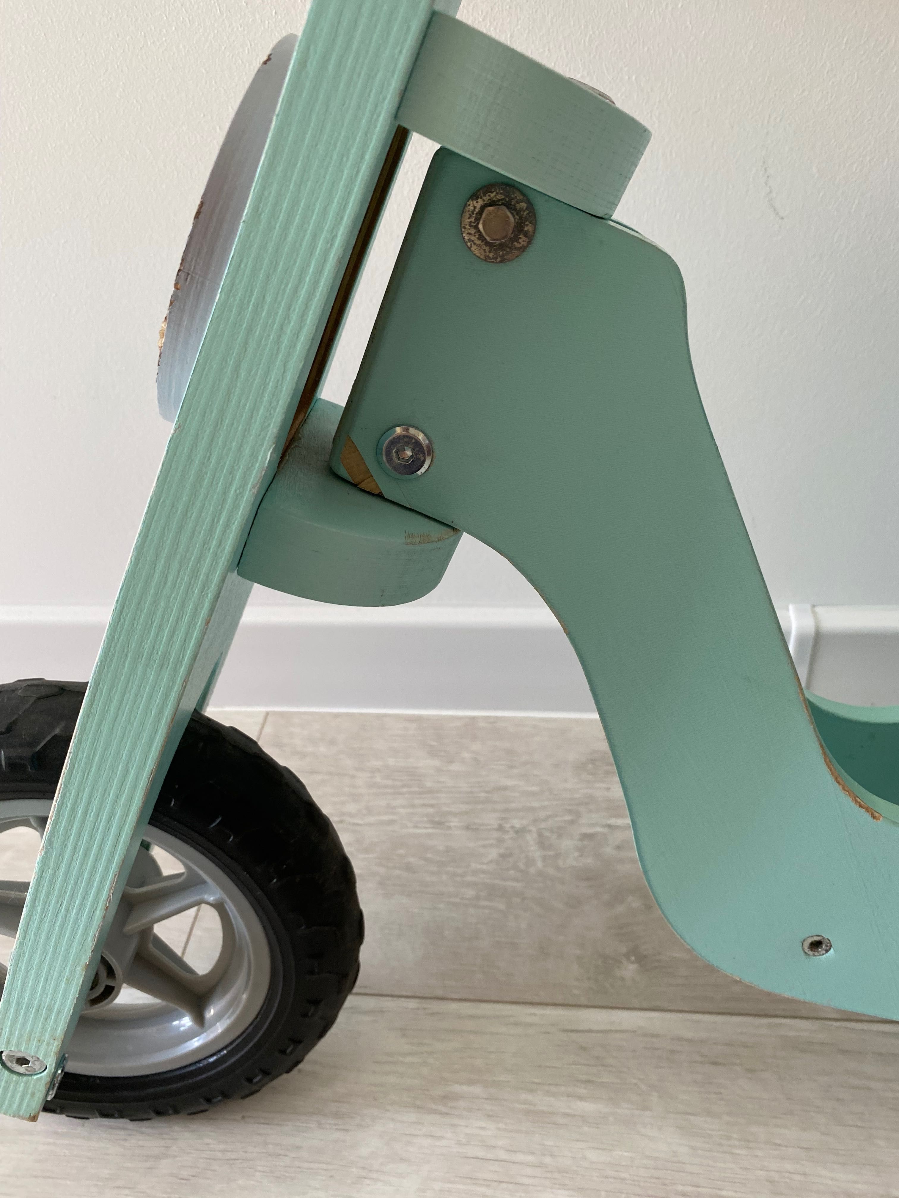 Miętowy rower rowerek biegowy drewniany skuter retro playtive Lidl