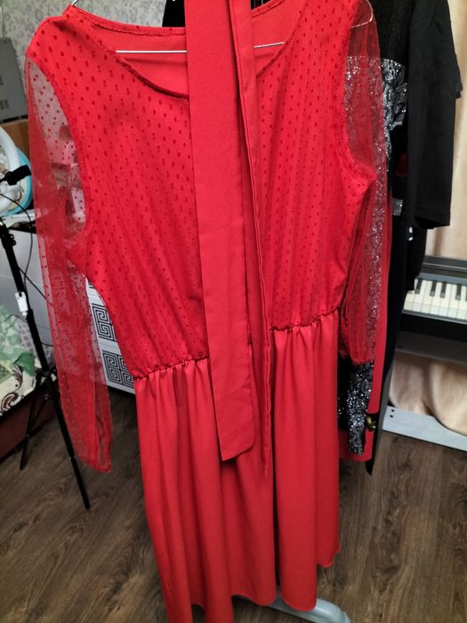 Красива червона сукня