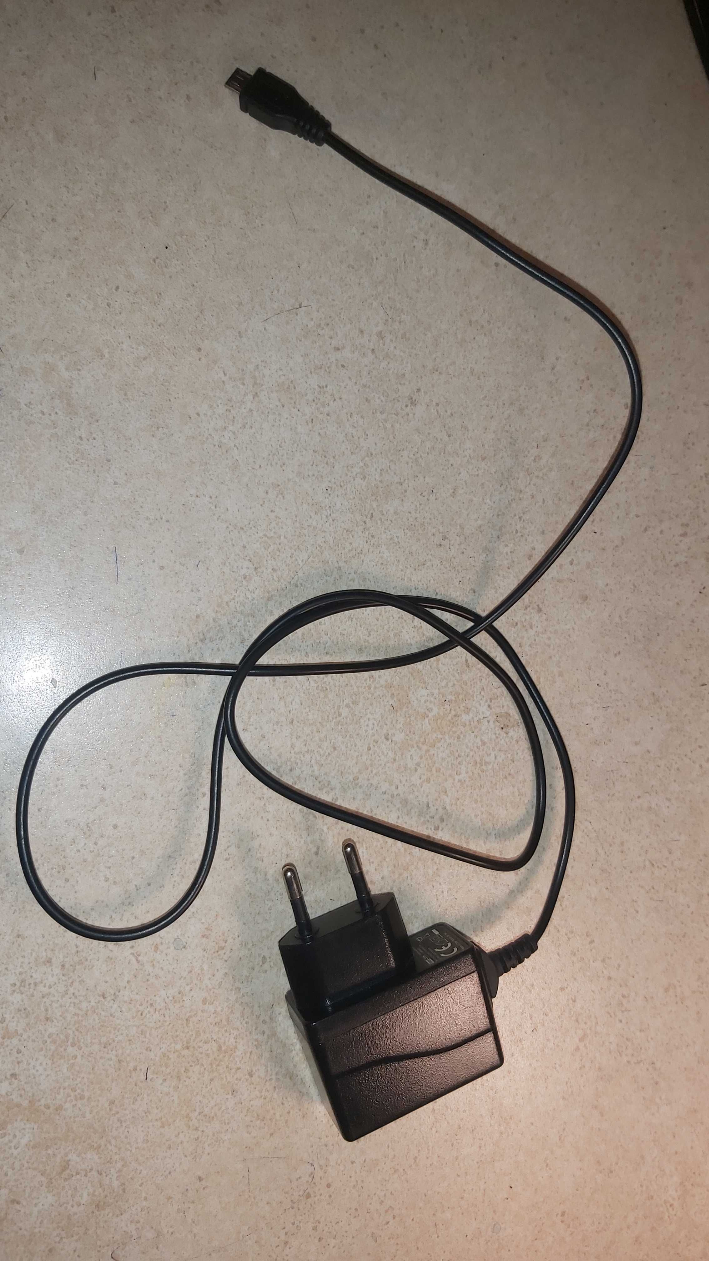 Ładowarka z kablem USB-B