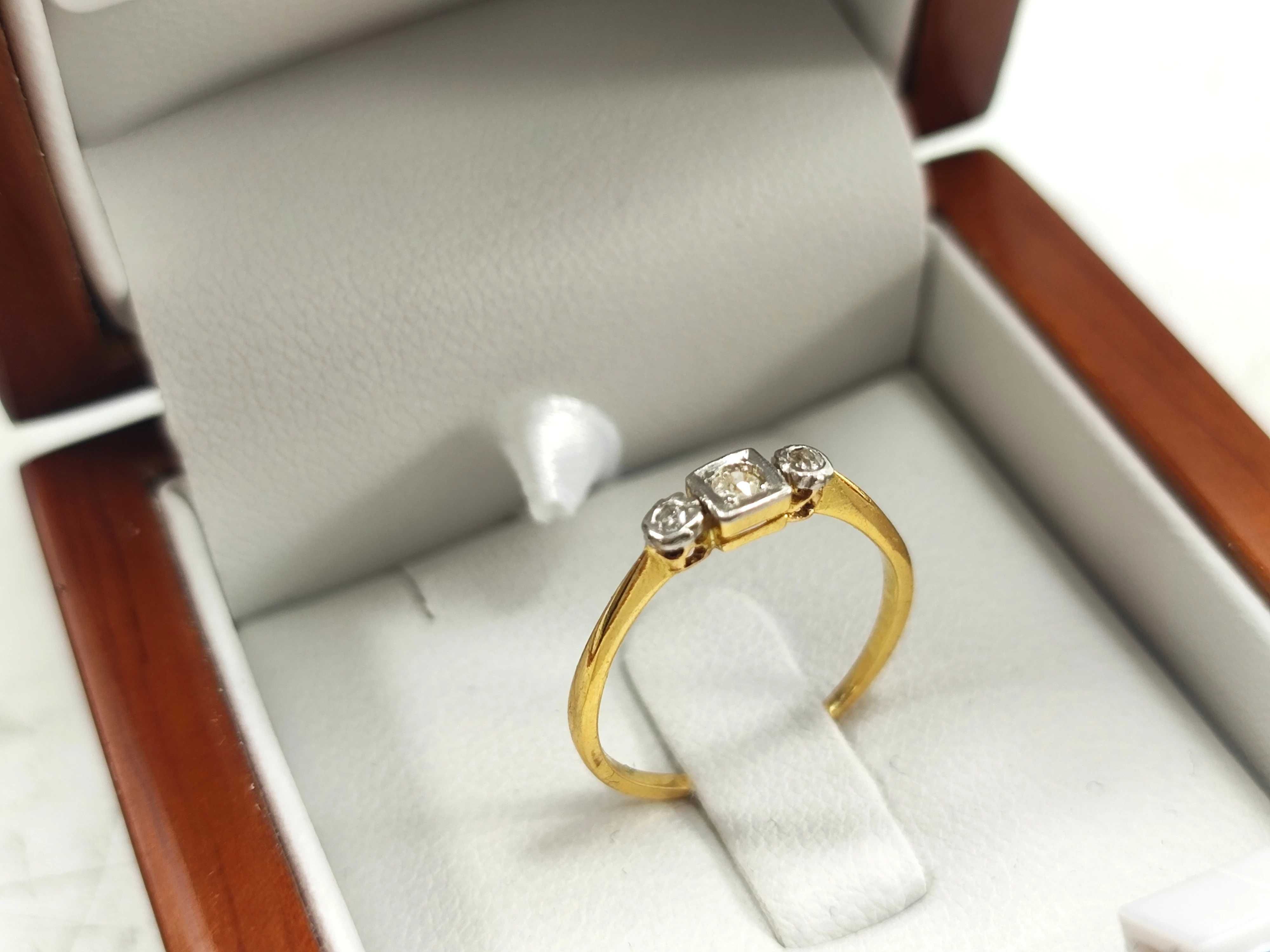 Piękny złoty pierścionek 3 brylanty 0,06 CT P750 R11 1,48G
