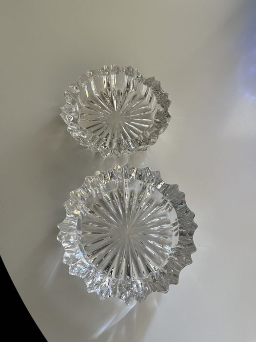 2 peças decorativas em forma de cinzeiro e um veleiro