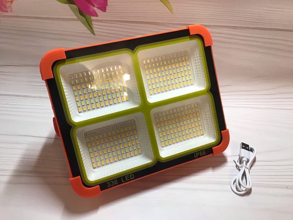 Прожектор з сонячною панелю