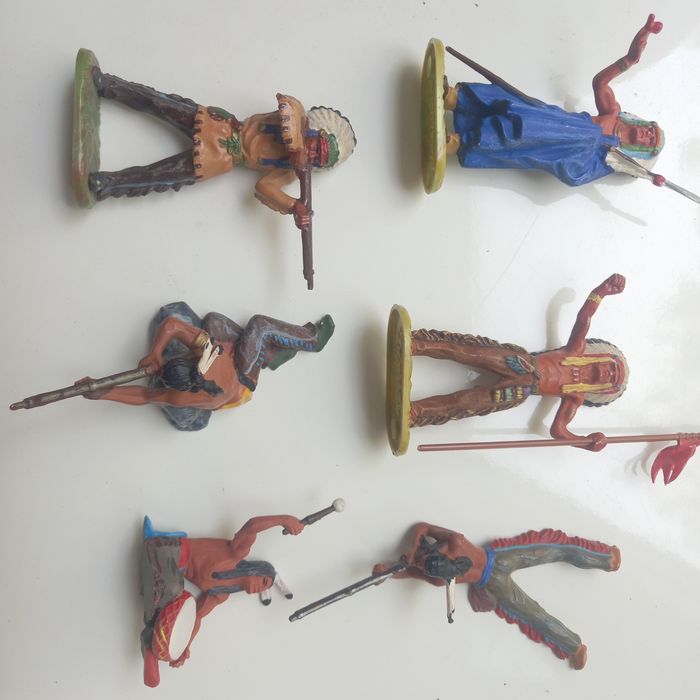 Фигурки индейцев и ковбоев Эластолин.