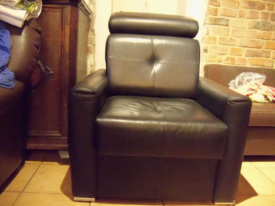 Fotel z czarnrnej skóry regulowanym zagłówkiem