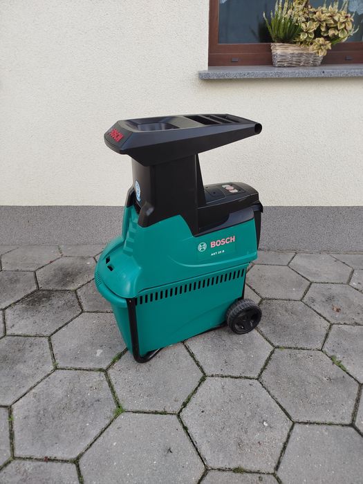 Rębak do gałęzi frezowy Bosch AXT 25 D rozdrabniacz z pojemnikiem