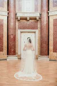 Autorska suknia ślubna z długim koronkowym welonem