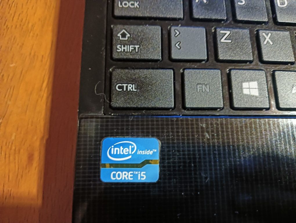 Vendo portátil Toshiba i5 a trabalhar em pleno