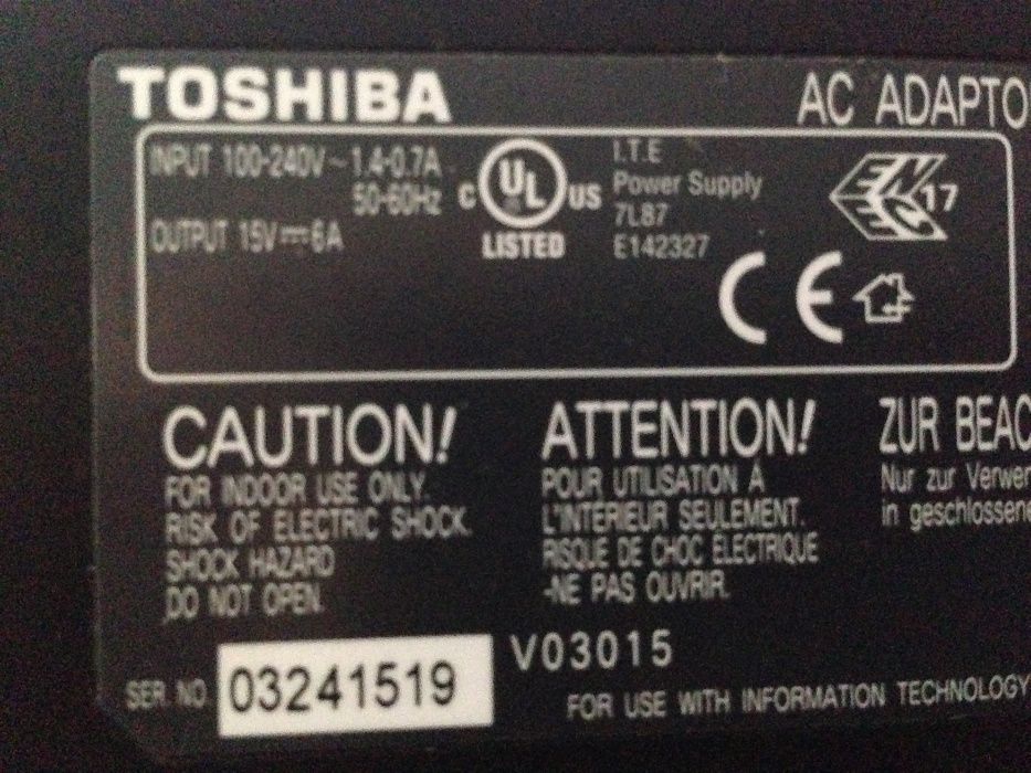 Carregador Portátil Toshiba e Cabo