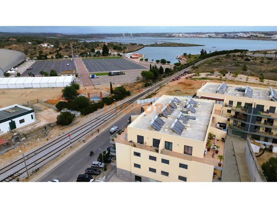 Terreno com loteamento com Armazéns com Quinta no centro de Portimão