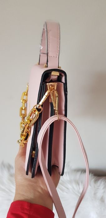 Piękna pudrowy róż na ramię i do ręki