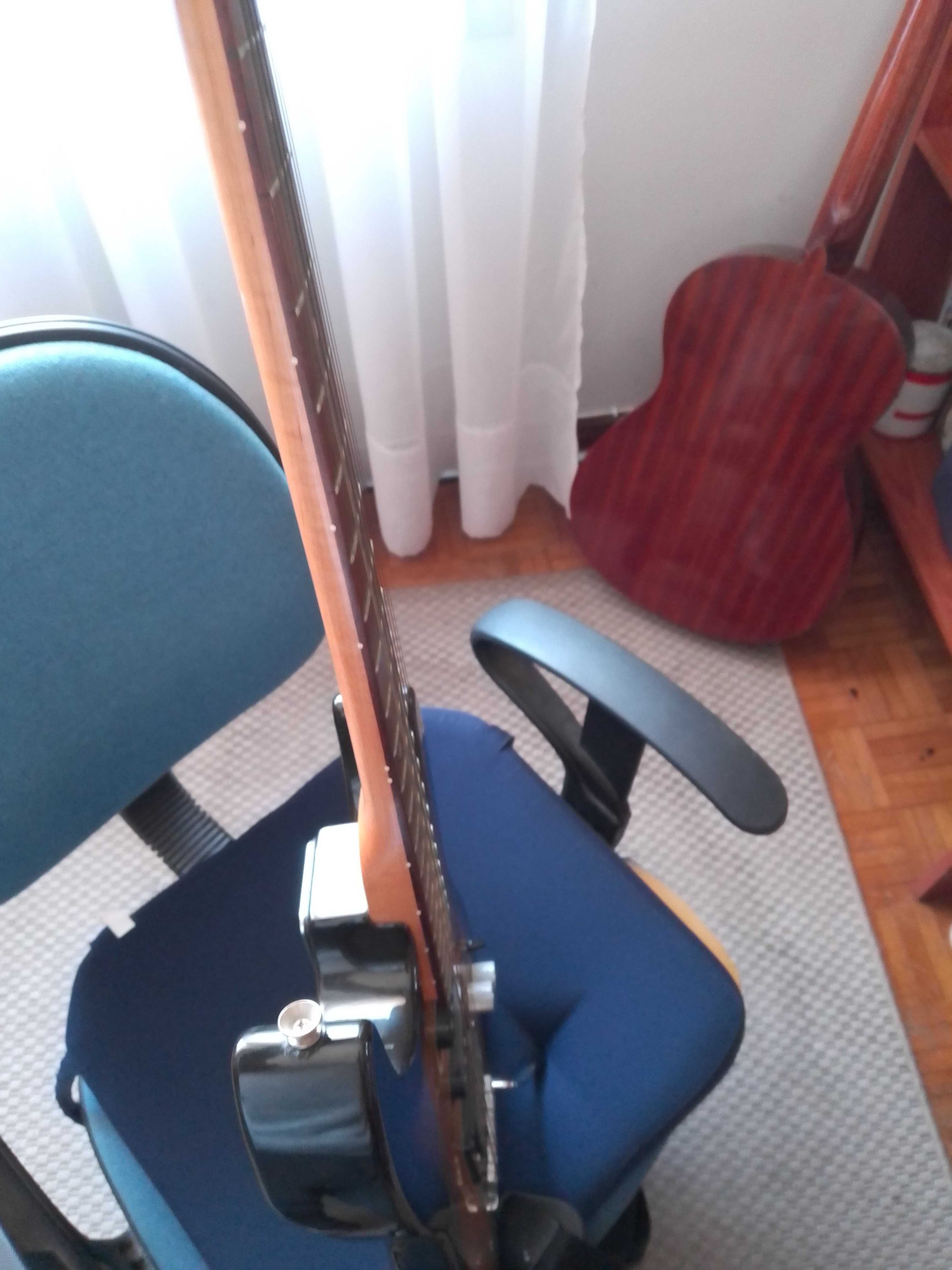 Guitarra J&D bem estimada