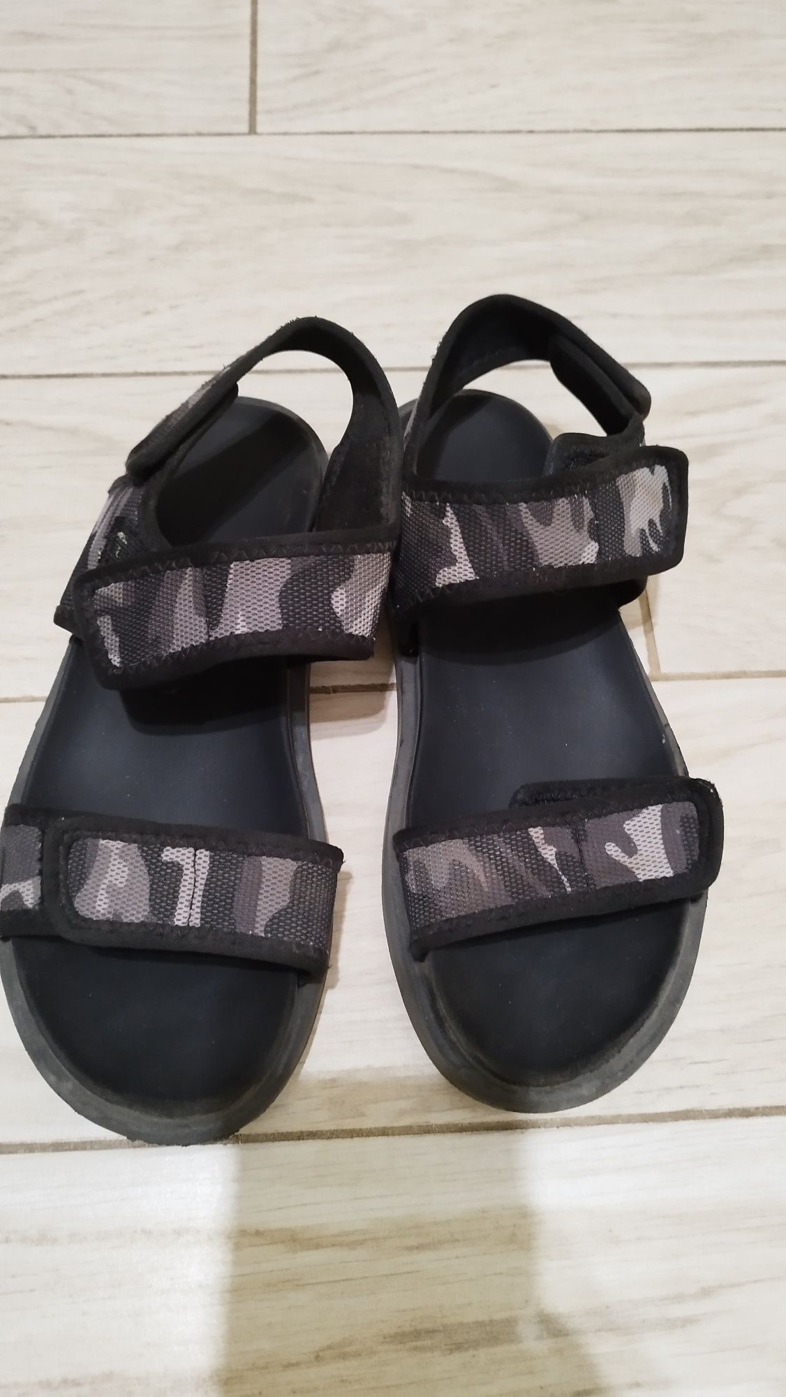 Босоніжки 26 см. 150 грн.