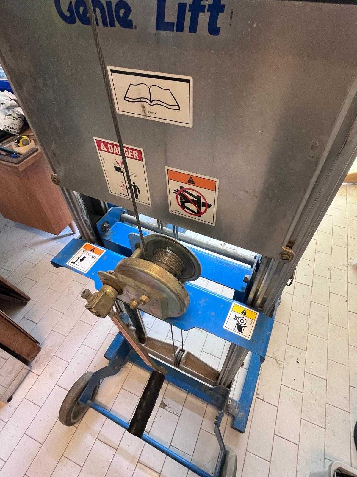 Empilhador manual ergonómico, eleva até 3.50m