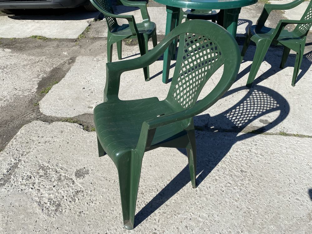 Продам пластиковый стол и стулья комплект
