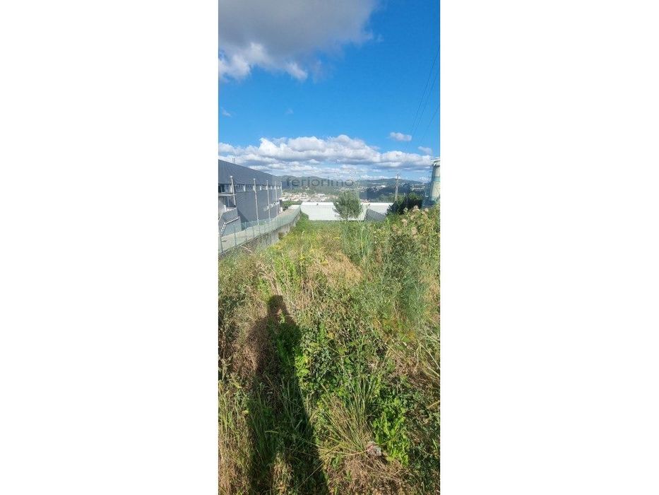 Amplo terreno para industria/armazéns 
possibilidade de dois pisos...