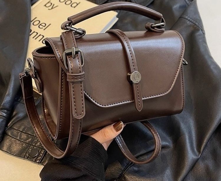 Маленька сумка в шоколадному кольорі